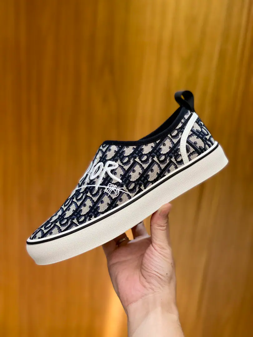 Dior Saltwind Sports shoes ♞. 39~45 Cotton flour multicolour Doves & Roses A pattern embroidery SaltwindThe series is a shoe line for Dior's daily leisure., Luxury locomotives., The master's low profile, old man., No, it's not.B23The high-end shoes are so high., It's better for a low profile.. The whole shoe is based on the classic skateboard canvas., Shoes are round., Long shoe work., No sense of stupidity., It's different from the big old man's shoes., It's a light-flag, daily flat-bed shoe.