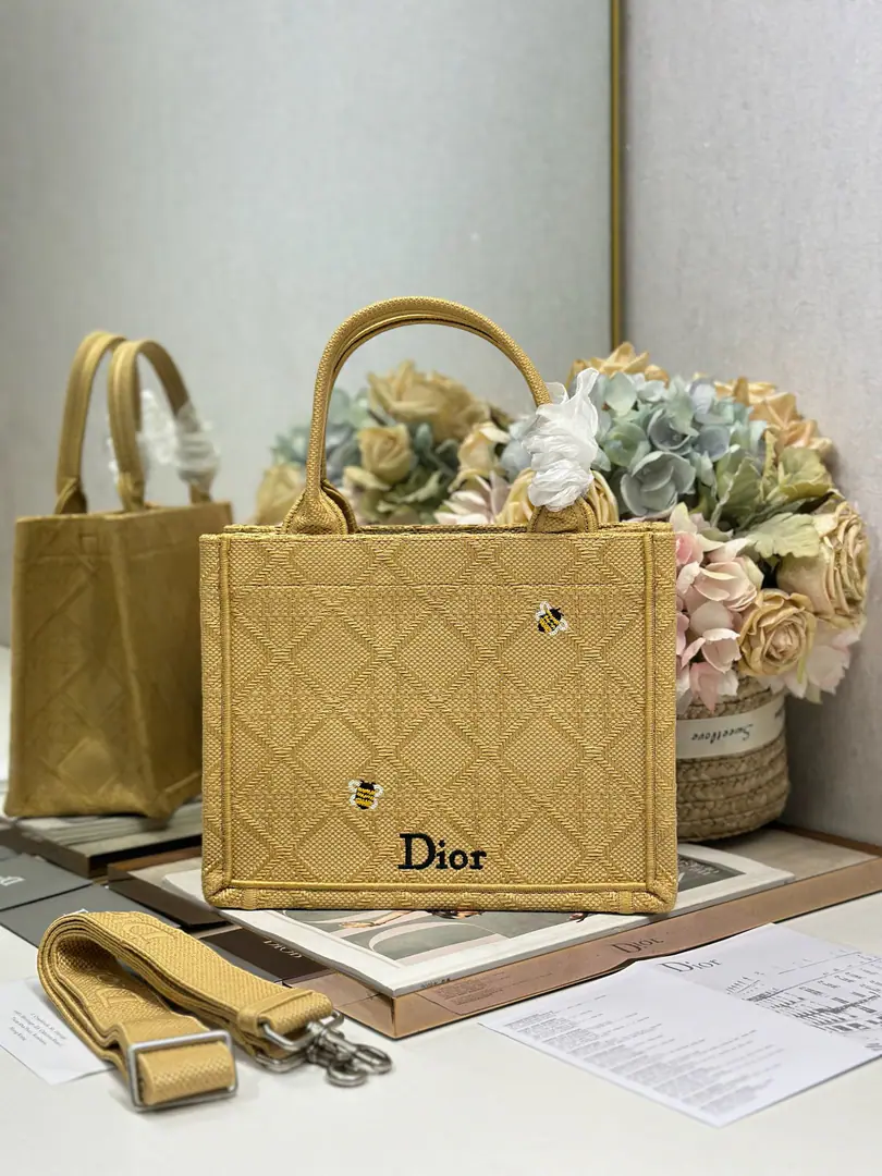 【Bees, yellow.🐝With a shoulder belt. Size of the trumpet】 Dio.r Mini Book tote An ancient, fashionable, denture-shaped monolith.♡The fine embroidery is perfect. You can bring a good light to the match.～ This little one is so much love.8！ It's easy to put a little bit of little stuff in a little bag.～ Who uses who? A fairy with a fine meal must enter.. Paragraph:1265/1286 Dimensions:26.5×21×14cm - I can take one. iPad Air 4 Or one. iPad Pro 11 0006