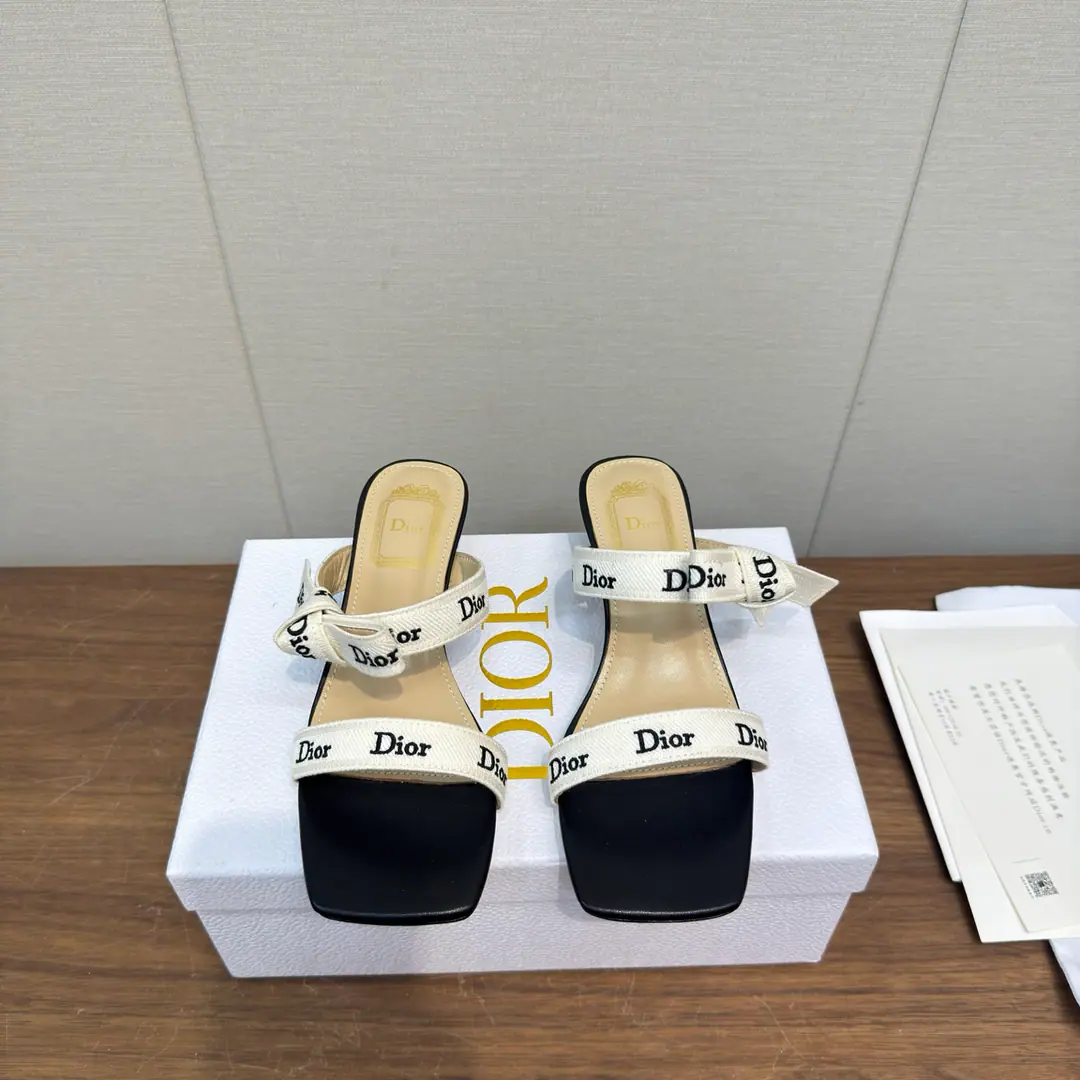 DIOr 26ss New bow.🎀 Cats and money. The sandals with feet. High Version DiorThe wind butterfly is tied to sandals. The back of the air with sandals.｜Elegance never fades., Classic ballet shoes.+Signal Letter Butterfly Collar, French Ecliptic Laman, Soft-Back Round Head Design, The upper foot is comfortable., It's been a long time., 2& Colour all styles: The fog is blue and the warm atmosphere., The classic Black Book is right., Telecommuting, Date, Out of the street., Telecommuting, One pair to get everything done., The color value and comfort are online, The eternal classics in the shoe cabinet.. I've been wearing it long enough to be tired., It's the whole shoe cabinet.！♪ Gentle ♪/Sweet, cool girls can handle it., Close your eyes and don't step on the thunder.. Shoe.: Bullskins. Uchi.: Lamb skin. Otsumi!: Italy is a big-ass country. size: 35-41Code（40, 41Code custom is not to be changed）
