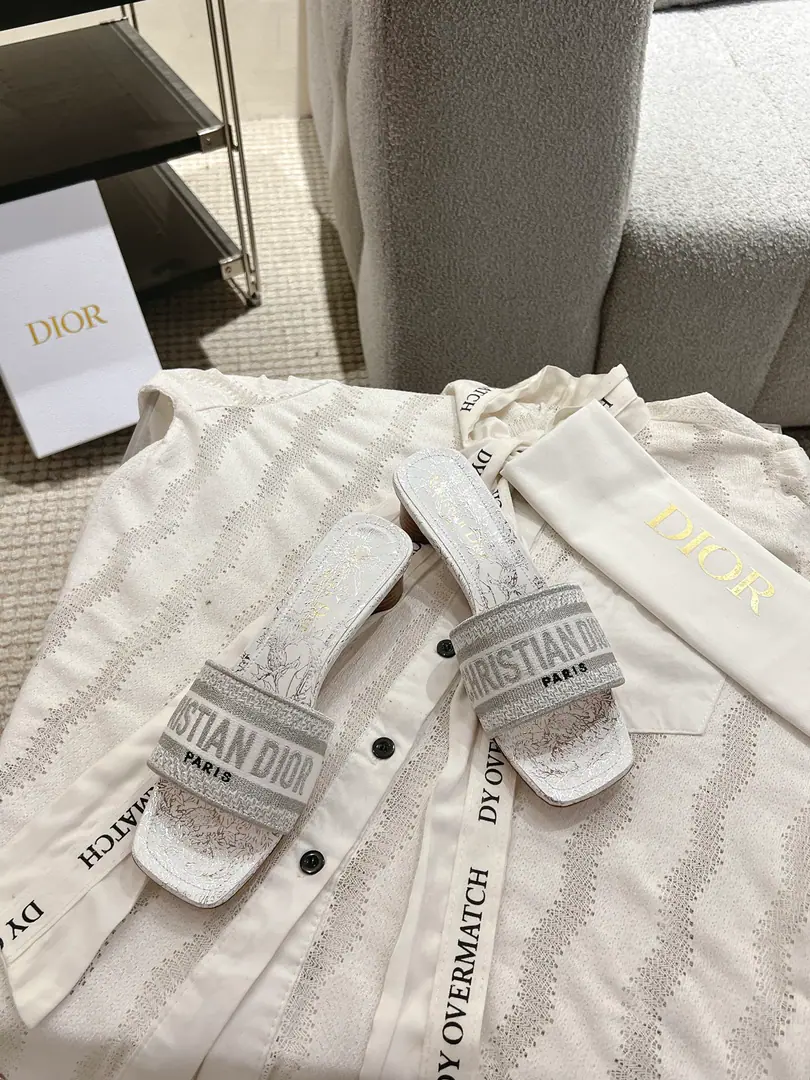 Circle D*or2026♪ Spring and summer ♪ CD•Ms. Dio has a long-term embroidered slipper. Christian Dior has always been a gorgeous and elegant noun., In fashion, the top of the world.👍 Especially worth mentioning.: A salivation.✨Pattern, Re-presentChrstian DiorOne of the precious symbols.✅ Original version*Full package More than 100 colors. ◽️Shoe.: Top-of-the-line embroidery cotton cloth. ◽️Uchi.: Import of sheep skin ◽️Otsumi!: The original is really leather. ◽️Codes: 35-41 (41Do it.) ⚠️⚠️⚠️Because of the color., Individual colours to be ordered, No, no, no, no, no.