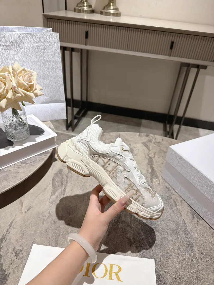 The latest blast. Star money.2026The main thruster. The new Dio. Dior Chrono New leisure sneakers, old dad's shoes. It's really cool., The future is so strong.!Really good.！Once again, the idea of Diocuncupation was played out., Lucky star is good luck for you., It's brand new.EVAThe soles are so light and soft.!The original is perfect.！Full-to-Purpose Material Modular！！35-39(40.41.42Do it.)