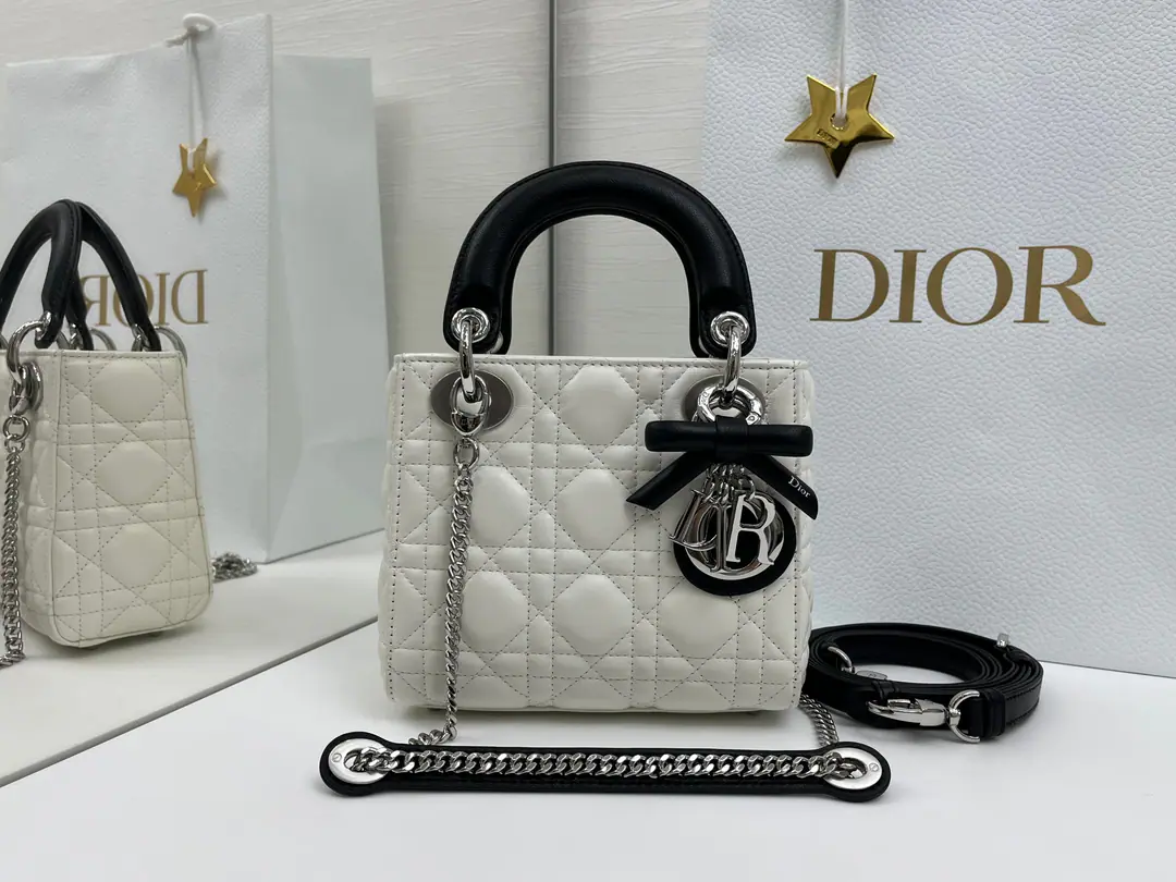 Top First List Butterfly knots.🦋Lady Dior Three., The classic "Fancy Bag" is a collection of the best. Dior A profound insight into grace and beauty.. It's a very elaborate work., Make a good look at the vine-twice. Sew the details., The design of the noble classics has been long and long.. Silver Metal“D.I.O.R.”The hanger., Add a touch of the fine contour.. Mini-style., With a detachable chain shoulder belt., But the handy., Shoulder or slash, It's the ideal date for the evening costume.. Dismantled straps., But with other straps of embroidery., Dimensions: 17×15×7cm, Encoding6603 0009