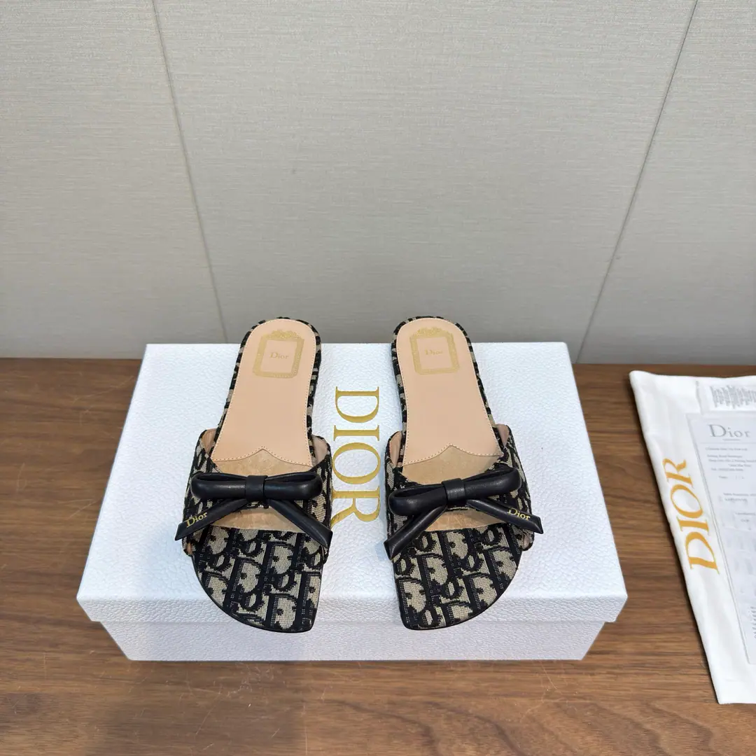 Dior 2026 s New paragraph Butterfly knots.🎀logo Heel slippers.🩴 Classic embroidery process High Version Little round head and a big one. - Slugs. Material:Shoe-faced sheep's skin. Original consistent high-temperature water-consolable cotton electrocution technology+In the skin of the sheep.+ Double Layer Italy is a big-ass country. He's tall.:Floor1.5cm size: 35-41, 34.40.41.Custom
