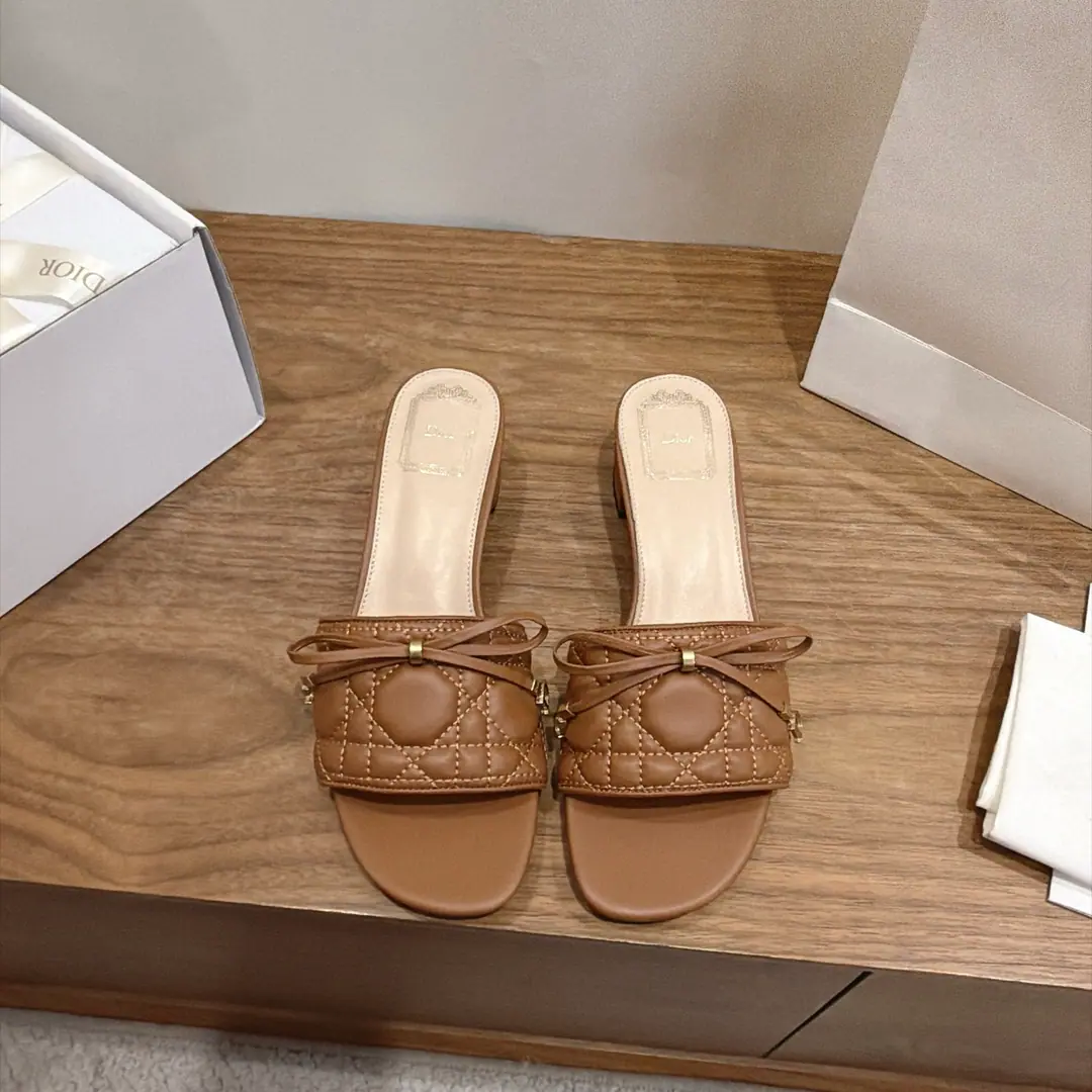 Aircraft box Plant prices:Bold Dio. Dior 2026The early spring new money. CannageThe vine-twilighted electric embroidery and the word-trapped butterfly swags. CDLetterlogoThe hardware is rounded up and the sandals are empty. Market Top Version Material:I'm a mixed-skinned goat.+In the skin of the sheep.+Italy is a big-ass country. He's tall.:4.5CM size: 34-43(34.40.41.42.43You're gonna have to do it or not.）