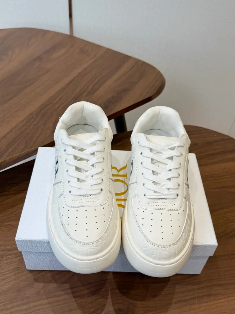 Dior26ssThe new morning and autumn leisure shoes. You're so lazy and relaxed., I'm gonna put my shoes together., Stereo-letter sign for shoe-shoes., The details of the star shoelaces are very special., The lazy man was so careful with his design.. A simple one fits the season., With a pair of straight pants and leisure., With short skirts and a nice mix., - I'm on my way., - I'm going shopping for tea., You can run it outside the house.. Shoe.: Bullskins. Uchi.: Bullskins. Otsumi!: Original version to open size: 35-41Code（40, 41Code custom is not to be changed） He's tall.: 3cm
