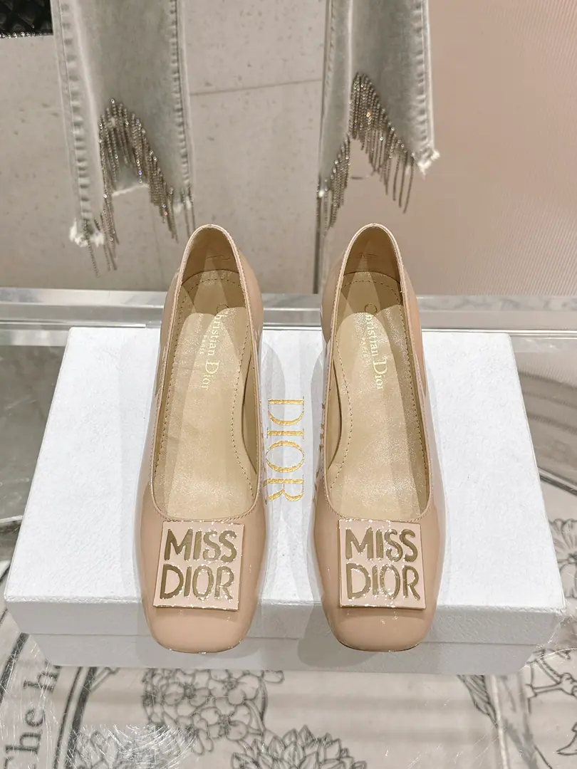 🏧𝐌𝐢𝐬𝐬 𝐃𝐢𝐨𝐫/The Diao classic Paris show. I'm a new cabinet. Metal button single shoe series This one.MissThe one-shoe series is a Paris show., Elegance fashion.. It's carefully crafted using paint leather., Shortcut, Shoe-faced metal with gold-faced beadslogoRaise the tone, Elegance atmosphere！Fashioned round-shoes and cylindrical heels are mutually reinforcing., It adds a high quality to the various shapes.. The shoes are painted with imported soft calves. The insides are all sheep's skin. Italian imports are so thick. He's tall.: 4cm/8cm Codes: 35-41 [40.41.42Custom]