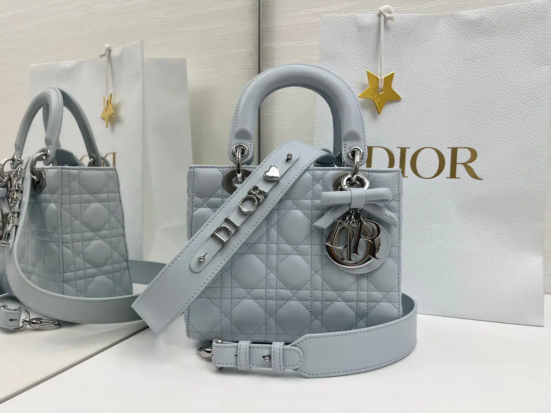 Top First List Butterfly knots.🦋Lady Dior My ABCDior Glacier blue The bags are concentrated. Dior A profound insight into grace and beauty.. It's carefully crafted with sheep leather., Make a good look at the vine-twice. Sew the details., The fashionable design has been long and long.. A silver-faced metal. D.I.O.R. The hanger., I'll show you the grace of my life.. Four-legs-decord pattern, Designing special, The shoulder belt is a badge of identity., You can pick it up or slash it.. Dimensions: 20 x 17 x 8 centimetres, 6604 0009 ​