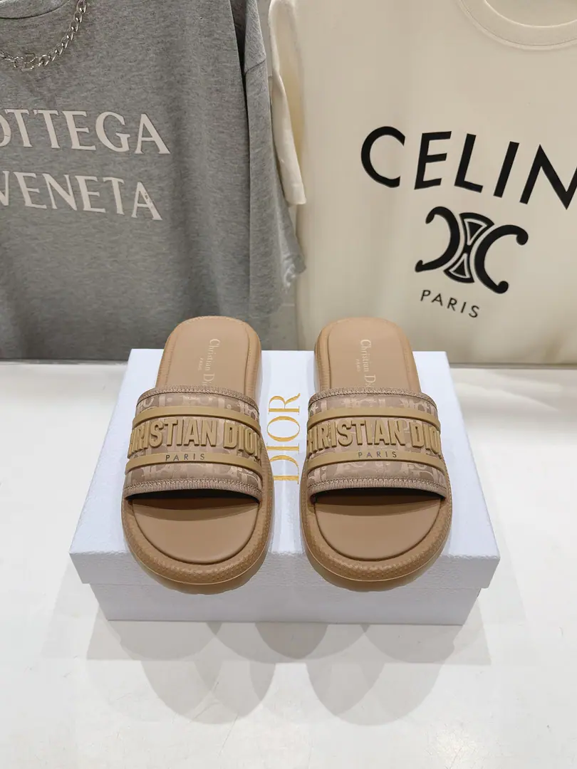 🏧𝐃𝐈𝐎𝐑The latest sand slipper. Original Recym I'm so tired of watching the money.#The upper foot is very comfortable.! Original custom materials, Soft and delicate., The upper foot is so charming., It's full of texture.💯 Shoe-faced cow skin.+Embroidery Magic stickers. Stereo. The inside of the cow. I'm comfortable with air. The original is starting to burst into the bottom. Size35-41 [40.41Make a reservation.]
