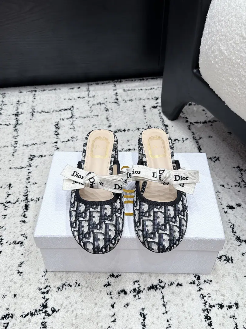 Dior Dio. 26/The new butterfly will be a pair of old flower head-sleeping slippers in spring and summer. This one. J'Adior Muller's shoes are from Jonathan.·Anderson. (Jonathan Anderson) I'm grateful., Show me the art., To improve the style with fashion.. Elegance round shoe head design, Double Dior A strap in a embroidery band with a flat bow.. It's a fine, elegant and stylish shape.. ✔️Fabulous.: - The old bouquet./Bullskins. ✔️Uchi.: Lamb skin. ✔️Otsumi!: Italy is a big-ass country. ✔️He's tall.: 3.5cmLeft and right ✔️Size: 35-41 （40 41Do it.）