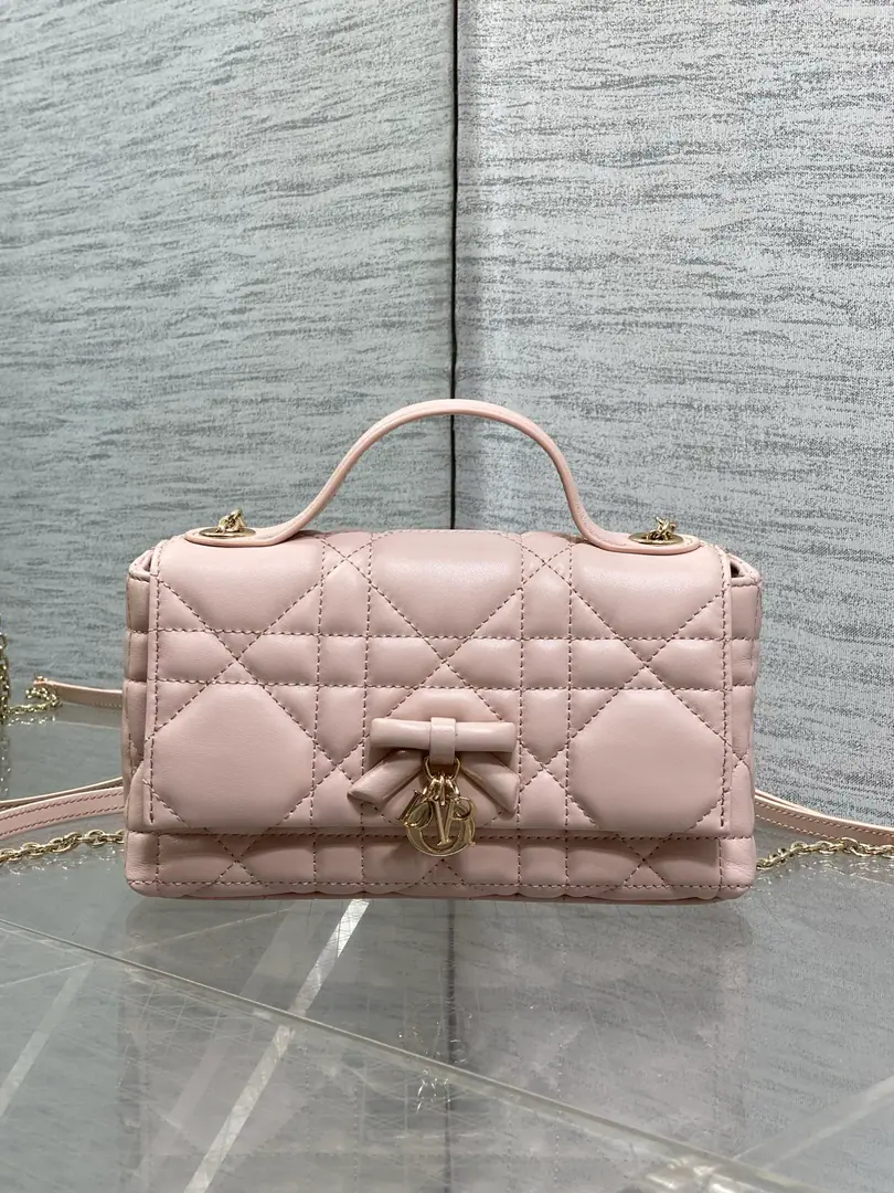 The newest VV chain in the brick cabinet.WOC Signal vine grooves, The classic letter hanging. A special butterfly knot design., With soft sheep skin. Elegance and fashion., The bright spot is the beautiful bow chain. Make the whole bag even more sophisticated., Multiple layers and slots inside, A beautiful, practical one. size: 21*11.5*7cm 5840 0007