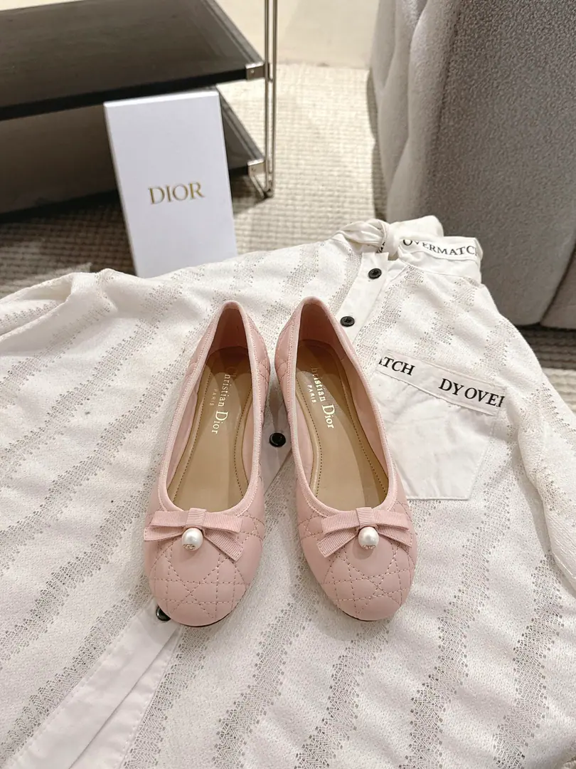 Dior｜26The new ballet shoes in early spring. NewDIORPearls, the diamond ballerina.🩰 Good boy.～ The classic Diotengrass elements of ballet shoes. The bow of the bow is added.CDThe pearl design is fine for details. A girl's got to be comfortable. It's really great. size: 35-42（40, 41, 42I'll make sure I don't change it.）