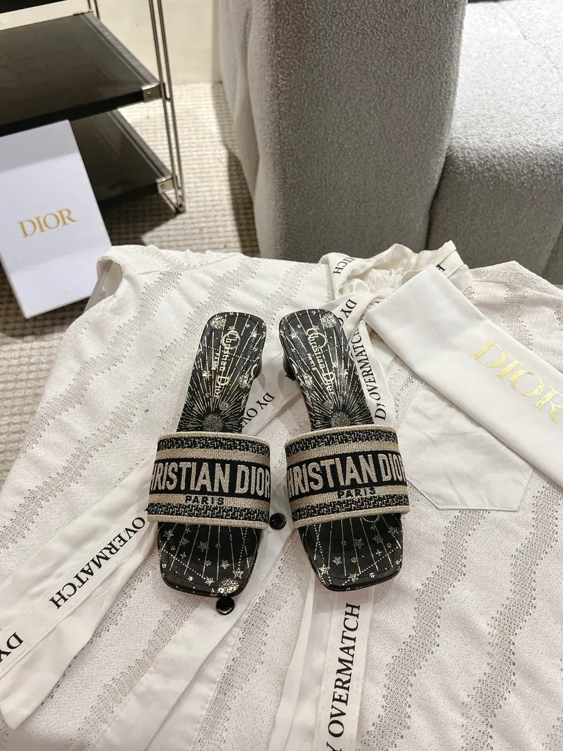 Circle D*or2026♪ Spring and summer ♪ CD•Ms. Dio has a long-term embroidered slipper. Christian Dior has always been a gorgeous and elegant noun., In fashion, the top of the world.👍 Especially worth mentioning.: A salivation.✨Pattern, Re-presentChrstian DiorOne of the precious symbols.✅ Original version*Full package More than 100 colors. ◽️Shoe.: Top-of-the-line embroidery cotton cloth. ◽️Uchi.: Import of sheep skin ◽️Otsumi!: The original is really leather. ◽️Codes: 35-41 (41Do it.) ⚠️⚠️⚠️Because of the color., Individual colours to be ordered, No, no, no, no, no.