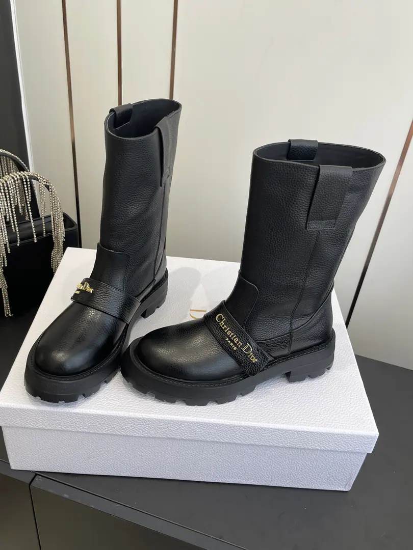 🏧𝐂𝐡𝐫𝐢𝐬𝐭𝐢𝐚𝐧𝐃𝐢𝐨𝐫Top classic boots., Autumn and Winter are all new.D-MajorSeries boots.💃 It's a big skinny one.yyds.Styrofoam full., - You look great. The upper foot is comfortable. A very resounding one., The aerobics are perfect. Design style is very new. The details are perfect. Cool. Tide. New tides are coming out. Imported calf skin in original In the skin of the watered cow. I'm comfortable with air. Fine design process. OriginalTPUThe beauty mix is thick.. Size35-41 [40/41Custom]