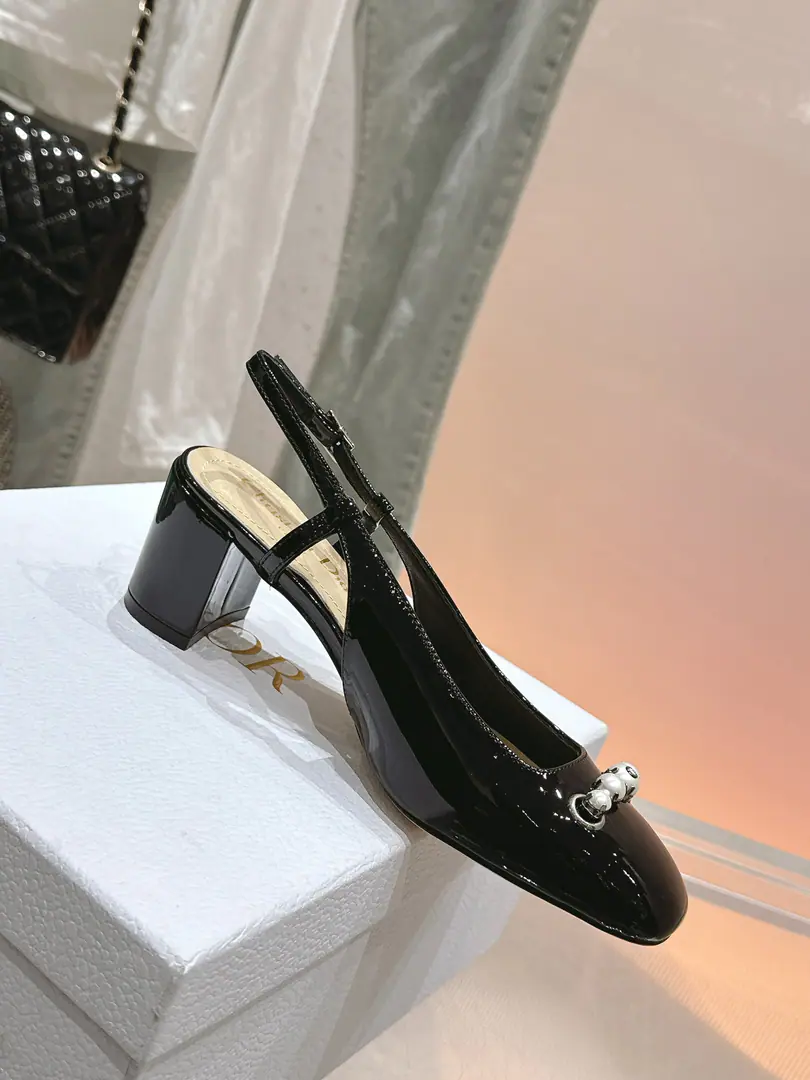 🏧𝐃𝐢𝐨𝐫The Dior's new Mary Jane. Pearls with no heels. The original saloons are painted. The insides are all sheep's skin. Italian imports of cattle and skin He's tall.5.5cm Codes35-42 [40.41.42Custom]