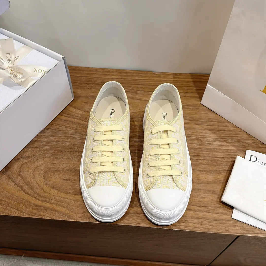 Aircraft box Plant prices Dior Dio.2026The new couple's money is tied to a low-end leisure shoe. Walk’n Dior Oblique Darkflower LetterslogoA little white shoe with a paint-coated canvas. Marketed maximum version Material:Original import of environmentally friendly embroidered shoe face+In the skin of the sheep.+High-ball forceLogoBubbles and cow-hair cushions.+Original OpenTpuOtsumi! Size: 35-42(40.41.42Custom without re-offer)