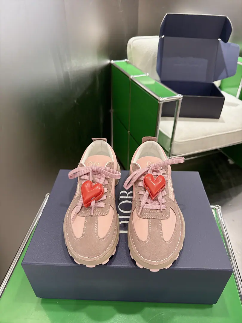 Append60（k )Dior Dio.Squash Thick, low-lying, leisure shoes. Sports shoes‼️ This Jonathan.·Anderson. (Jonathan Anderson) It's a design. Dior Squash The sneakers use the surface of the shoe to sew structures., Show a modern face., It's cozy and fashionable., Chan Dior The factory's brilliant shoe-shoes.. Soft and air-eating cow leather with long-lasting nylons and light shoes., Comfortable design can be a great way to upgrade the style.. Subject: Cow leather., Technical fabric Refried.: Technical fabric, The leather shoes and the tongue and the heels. Dior Sign sided by Dior The embroidery low-straps open the back. CD Ti La RingPU The middle end is a galaxy pattern.TPU It's outside the dent. It's carved. CD Mark Codes: 39-45