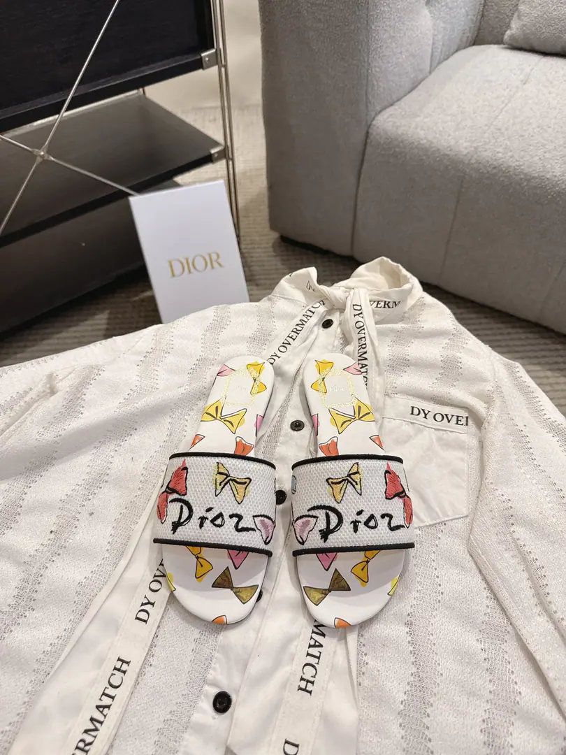 Top version run price Floor Dror2026♪ Spring and summer ♪ CD•Ms. Dio has a long-term embroidered slipper. Christian Dior has always been a gorgeous and elegant noun., In fashion, the top of the world.👍 Especially worth mentioning.: A salivation.✨Pattern, Re-presentChrstian DiorOne of the precious symbols.✅ Original version*Full package More than 100 colors. ◽️Shoe.: Top-of-the-line embroidery cotton cloth. ◽️Uchi.: Import of sheep skin ◽️Otsumi!: The original is really leather. ◽️Codes: 35-41 (41Do it.) ⚠️⚠️⚠️Because of the color., Individual colours to be ordered, No, no, no, no, no.