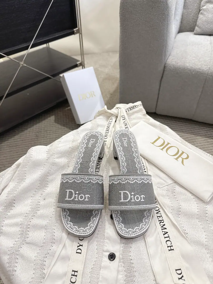 High heels Dror2026♪ Spring and summer ♪ CD•Ms. Dio has a long-term embroidered slipper. Christian Dior has always been a gorgeous and elegant noun., In fashion, the top of the world.👍 Especially worth mentioning.: A salivation.✨Pattern, Re-presentChrstian DiorOne of the precious symbols.✅ Original version*Full package More than 100 colors. ◽️Shoe.: Top-of-the-line embroidery cotton cloth. ◽️Uchi.: Import of sheep skin ◽️Otsumi!: The original is really leather. ◽️Codes: 35-41 (41Do it.) ⚠️⚠️⚠️Because of the color., Individual colours to be ordered, No, no, no, no, no.