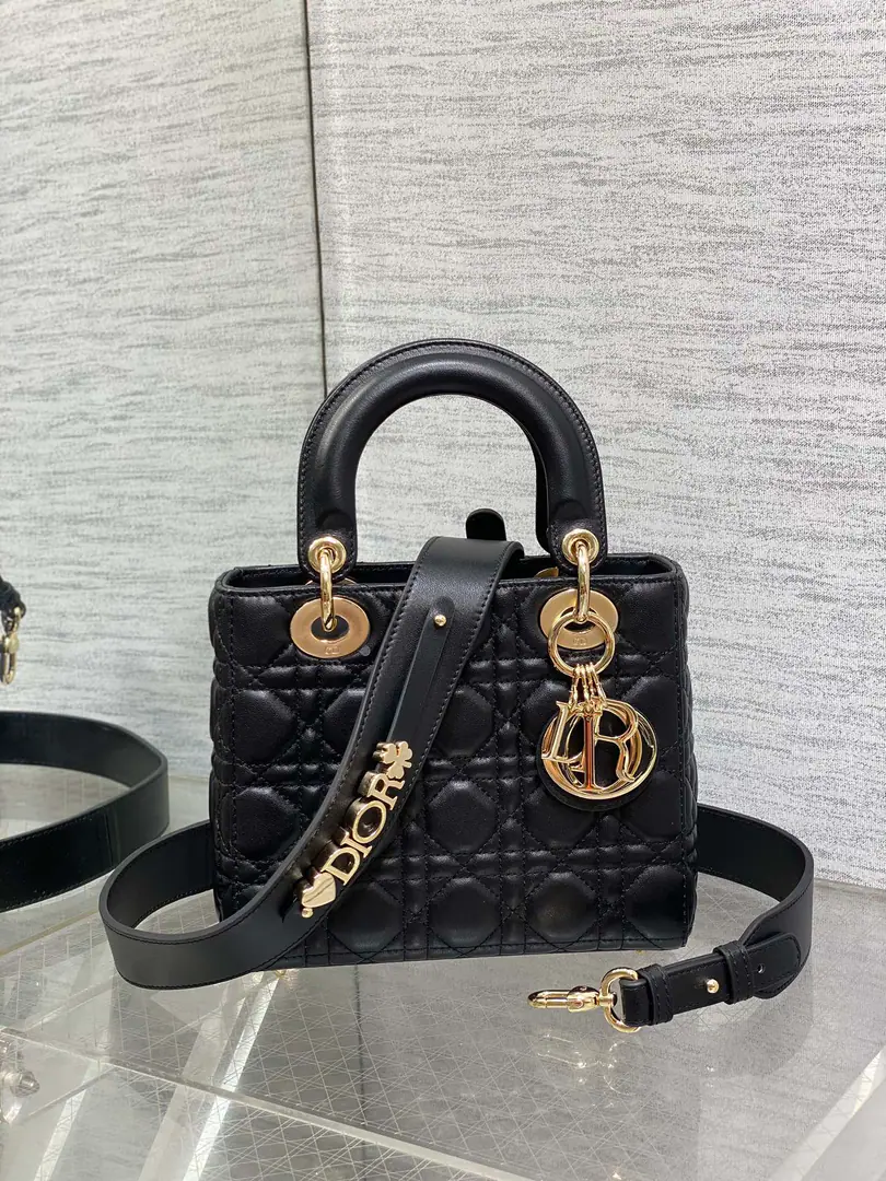 Four-leg black spot.‼️ LadyDaphne 4x4 series, Spring and summer's latest color., Qing-Cing's new style🆕, With the latest letter shoulder belt.😋, And even more., Letter Distribution6One.⚠️, The babies can pick their buttons at their own will.🙋🏻, No need for a whole set of matches. size:20*8*17cm 6604 0001