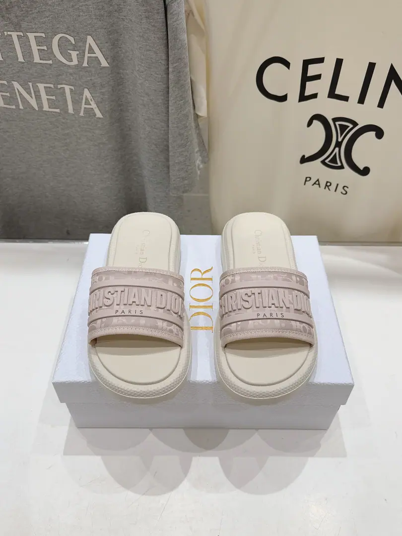 🏧𝐃𝐈𝐎𝐑The latest sand slipper. Original Recym I'm so tired of watching the money.#The upper foot is very comfortable.! Original custom materials, Soft and delicate., The upper foot is so charming., It's full of texture.💯 Shoe-faced cow skin.+Embroidery Magic stickers. Stereo. The inside of the cow. I'm comfortable with air. The original is starting to burst into the bottom. Size35-41 [40.41Make a reservation.]