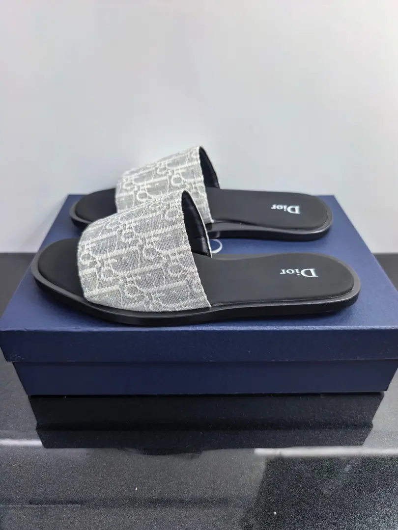 【Dior】Dio. High-end quality Original List·- Rhythm slippers. Shoe.: Imports🔝Brand totems..The sewn brand totem. Super-high-quality control.·- I'm doing a little work.: Highlight(High-end·- How expensive.·Slot) Size: 39-44（38. 45Make a reservation.)