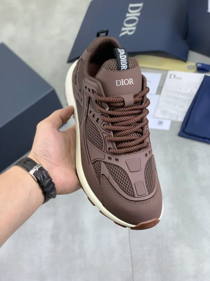 Plant prices ⚽️ 💎💎💎Top Quality DIORDior. Low Gang Sports Shoes Series The new low-banded sneakers this season are one of the flagships of the series.. The tweaked-up fabrics and white technical fabrics with the skin of the cow and shoe., Embellished with a reflection graphic symbol. Heel and tongue to mark., A particularly light carving rubber soles with a symbolic dot-up., The internal sling details shape the ideal comfort of wearing the experience., It's a mix of leisure styles.. Showing the modern style of fashion. Size:39-45（38 46Do it.）