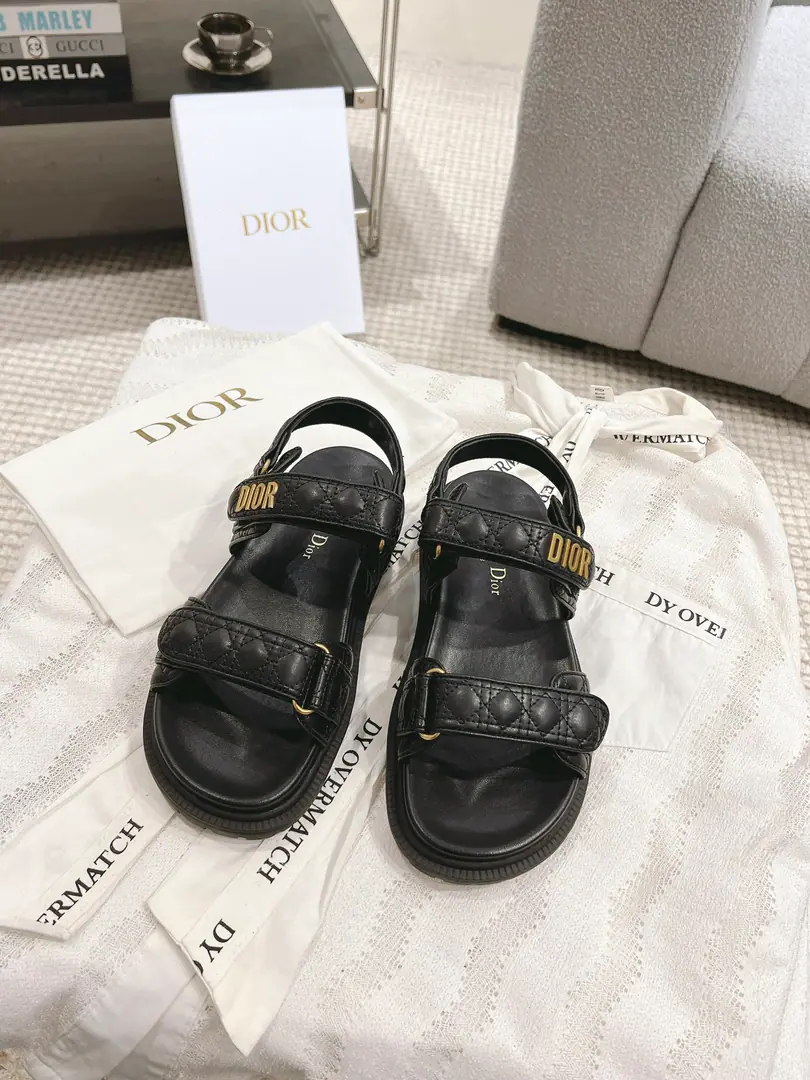 Dio* 26ssTop Version The latest electric-image diamond-golding trick with sandals. GOOriginal Recym High-end custom I'm so tired of watching the money. The upper foot is very comfortable. It's so good. It smells better than Grandma's. OriginaldThe hardware button., Original OpenTPUOtsumi! Codes: 35-41（41I'll make sure I don't change it.）