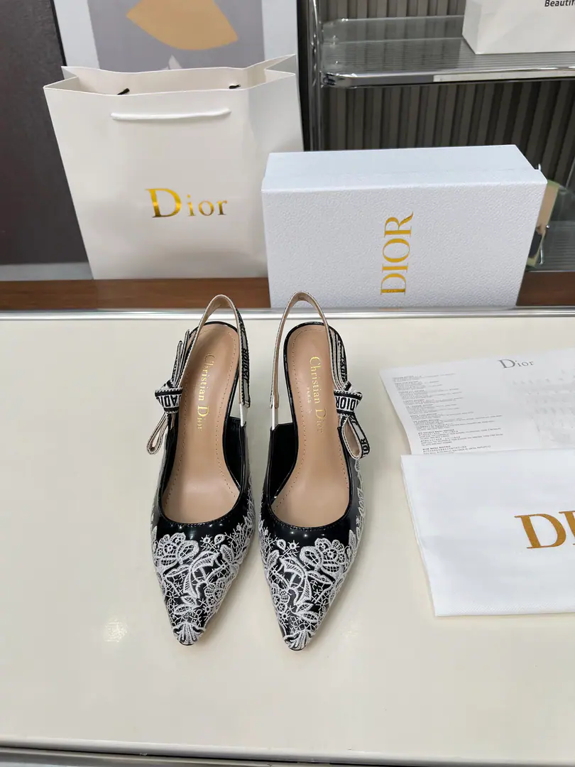 Gum./Python. 🏧𝐃𝐈𝐎𝐑Dio. - A embroidered heels. Embroidery LetterlogoSkins and sandals. The cabinet has a new picture of the flower embroidery.. Original purchase. Specialized materials. The original one-to-one.！ Original Speculated Environmental Pyrome Shoes In top-of-the-sheep skin.+Pure copper hardware button. Size: 34-43 [40.41.42Custom]