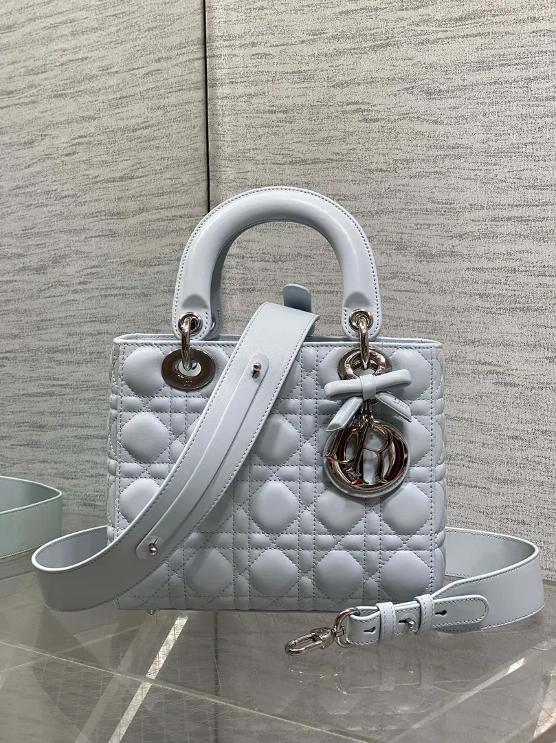 Top First List Butterfly Clips Blue Glaciers.‼️ In the fuzzy.LadyDaphne's 4-Grenade bows.🎀, Spring and summer's latest color., Qing-Cing's new style🆕, With the latest letter shoulder belt.😋, And even more., Letter Distribution6One.⚠️, The babies can pick their buttons at their own will.🙋🏻, No need for a whole set of matches. size:20*8*17cm 6604 0009