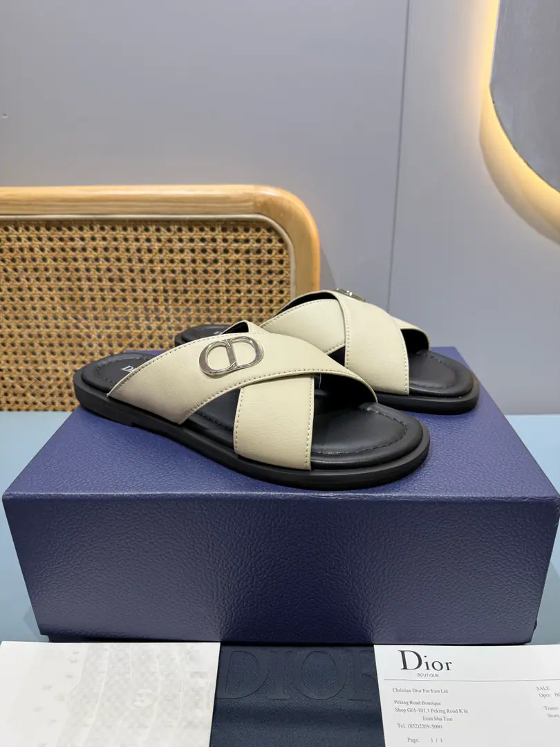 Men👨🏻Plant price, New paragraph 🆕Dior Aqua A man's slippers are elegant and leisurely.. - I'll take a D.～Ash CD Diamond Reconstruct the canvas., Inspired by the... Dio～Archives. Match“D”Signs and commo-tone bottoms, It's easy to match shorts or jeans., Make a fine shape.. Codes: 39-46 (46I'll make sure I don't change it.)