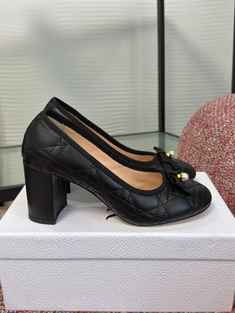 Top Version DIOR Dio. 2026 Autumn brandy. Oblique Embroidery Butterfly knots. High heels. Ballet shoes. Single shoes. This one. Dior Ballet shoes. Dior Reinterpret classics with high-set elements. We use the naked color, we sew the leather., A Vine-Gart pattern., A beautiful bow of a bow., The dots are inspired by classics. Dior Tribales White earrings. CD Rude beads., Don't make a single.. Soft and cozy., A pair of leather and a staircase., It's a little bit of a pen for the season's styles.. Fabulous.: Import of sheep skin Uchi./Foot.: Import of sheep skin Otsumi!: Italian imports are so thick. He's tall.: 7.5cm Size: 34-41（34 40 41I'll make sure I don't change it.）