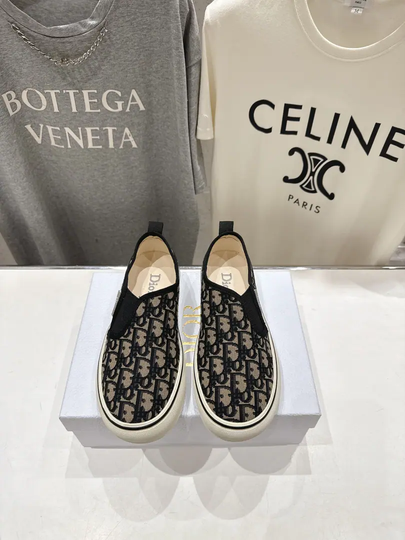 🏧𝐃𝐢𝐨𝐫 A new Dior fashion is a stubble.👫Lovers' Happy Shoes.. Original purchase development for sale, It's a very elaborate work.. A shoe-face embroidery style with super-fashion., The details add a graceful touch.. A light shoe with a nice foot on its soles., The unique design around the laces has made the grace of women more attractive.. ✔Fabulous.: Original custom-made embroidery ✔Uchi.: Air cover. ✔Otsumi!: The original exclusive is the bottom of the story. ✔Size: 35-46 [Women40.41/Men45.46Make a reservation.]