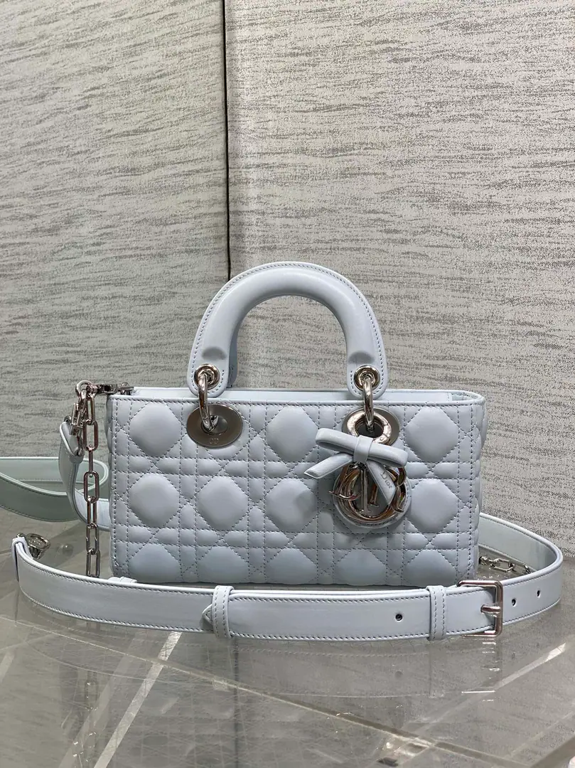 Top First List Small-sized ice-cream blue.‼️ D-joyThe little bows., The new size is smaller., More delicate., The rhythm of the big bang.🔥, Two shoulder belts with the bag., Multiple backsliding.🙋🏻‍♀️, The top is beautiful., The classic diamond design.🥅, It's a nice, fashionable pair of soft sheep skins.🌿 size: 22*6*12cm 9240 0009
