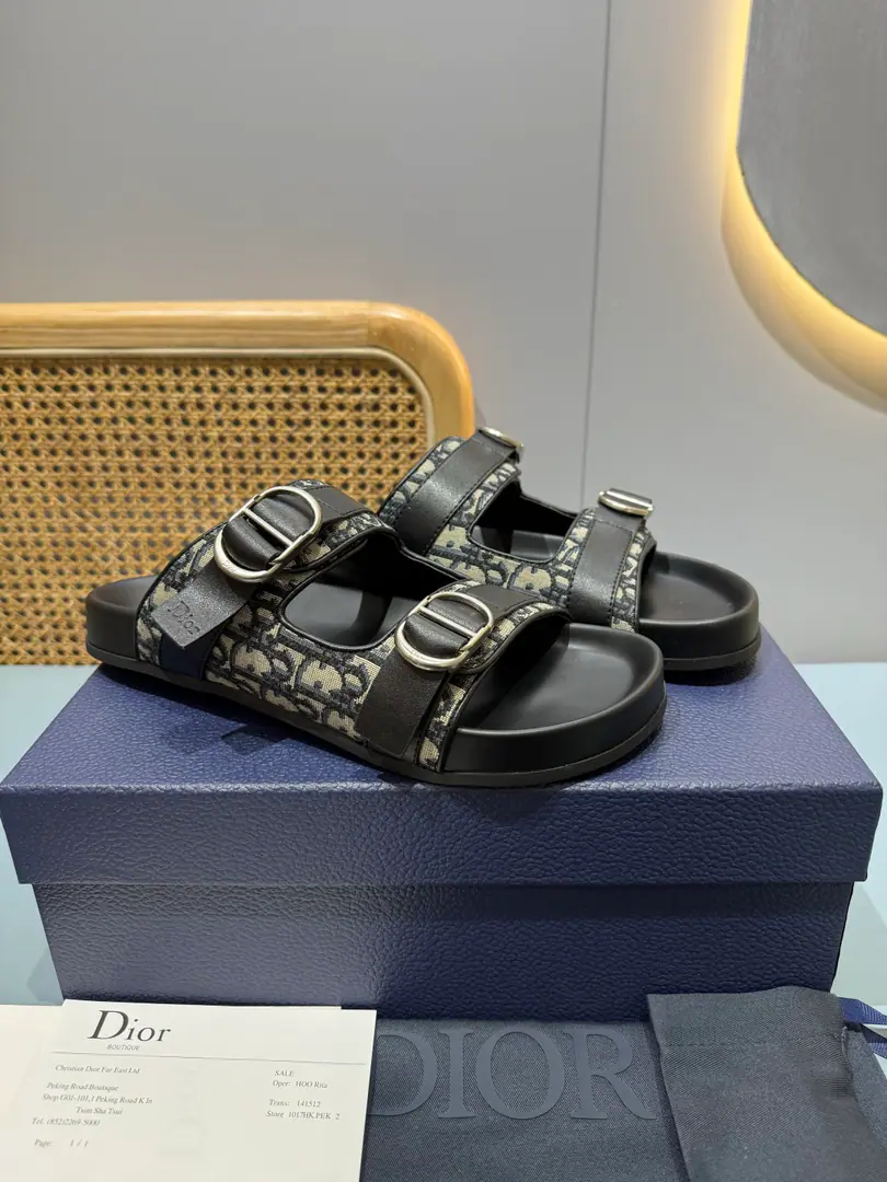 Men👨🏻Plant price, New paragraph 🆕Dior Aqua A man's slippers are elegant and leisurely.. - I'll take a D.～Ash CD Diamond Reconstruct the canvas., Inspired by the... Dio～Archives. Match“D”Signs and commo-tone bottoms, It's easy to match shorts or jeans., Make a fine shape.. Codes: 39-46 (46I'll make sure I don't change it.)