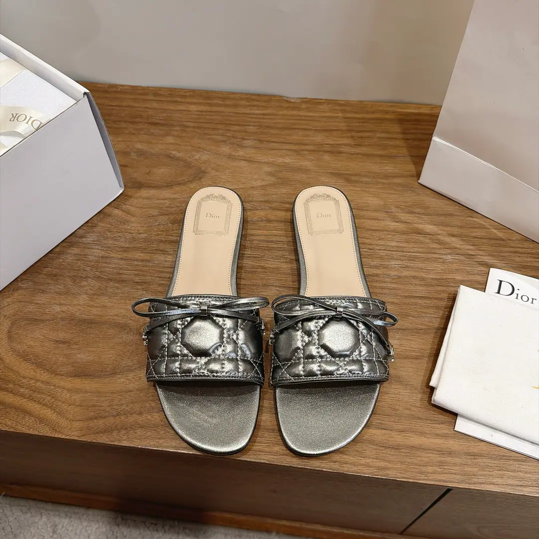 Aircraft box Plant prices:Floor Dio. Dior 2026The early spring new money. CannageThe vine-twilighted electric embroidery and the word-trapped butterfly swags. CDLetterlogoThe hardware is rounded up and the sandals are empty. Market Top Version Material:I'm a mixed-skinned goat.+In the skin of the sheep.+Italy is a big-ass country. He's tall.:Flat size: 34-43(34.40.41.42.43You're gonna have to do it or not.）