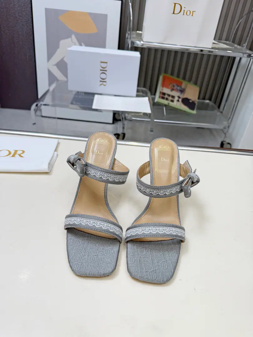 Gum./Python. 🏧𝐃𝐈𝐎𝐑Dio. - A embroidered heels. Latest LetterlogoWeaving embroidery stubble sandals. Original purchase. Specialized materials. The original one-to-one.！ Original custom-made embroidery shoe face Top sheep's skins are in the ground. He's tall.9.5cm Size: 34-43 [40.41.42Custom]