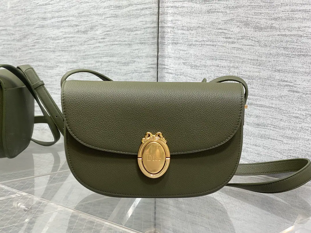 Green spot.‼️ LatestMedaillonSeries A simple, expensive bag., French ellipse mirror It's a French-only grace and romance. Imported little cow skins are carefully crafted. I'm so full of texture. The shoulder belt can adjust the length. ♪ And the shoulder slants ♪ The back is full of French sweets. size:23*16*6.5cm 3922 0002