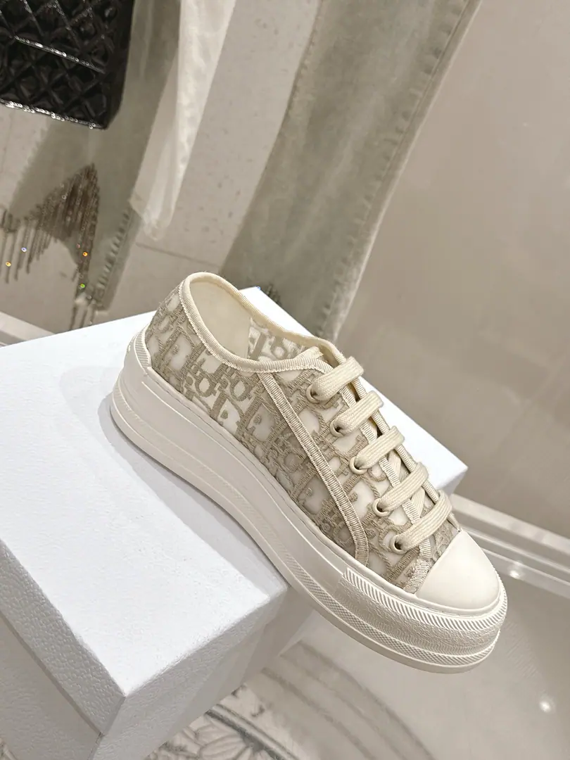 🏧𝐖𝐚𝐥𝐤'𝐧 𝐃𝐢𝐨𝐫 Top-level requisition Classic thick bottom series Old flower. Embroidery - Thick-deck canvass. Leisure sports shoes！ Original procurement development Make the goods. This one. Walk'n'DiorThe thick-decked sneakers are a fashionable single., Raise the tone of the series. Oblique A tampon of embroidered shoes., It's a nice mix., Shoe tongue and Christian Dior Paris Signal shoelaces.. It can add fashion to the various recreational models.. ✔Fabulous.: Original Custom ImportsOblique Embrace ✔Uchi.: Imports of soft sheep skins ✔Otsumi!: Original Unique ModelTPUBottom ✔Size: 35-41（40.41Make a reservation.）