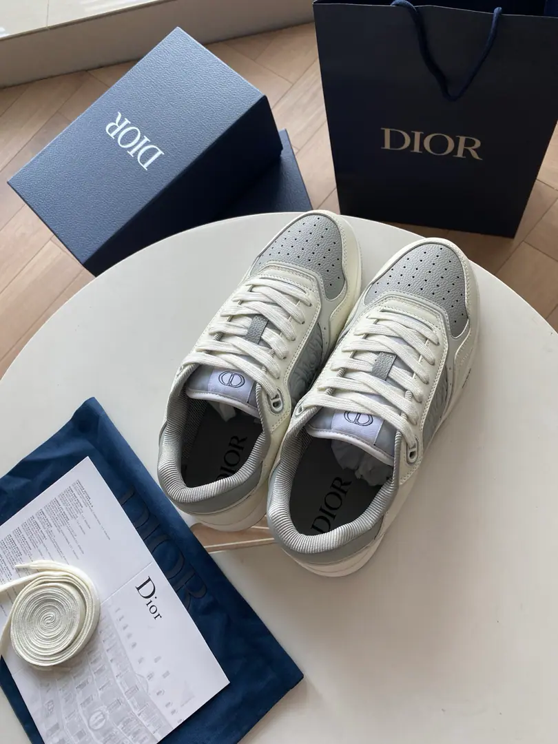 , Dio.Dio*#DHome new money.🆕B27 This one.Uptown Low Gang sneakers are... Di～Home. A classic one.. Detailed production using materials such as white and dio-grey-coated cow leather, I'll be a Dio-Gye. Di～ Gravity Print Effect Leather Collapse. This leather is classic with a crushing flower process. Oblique The stamp is on the skin of the cow., Chan Di～ The most wonderful process of the workshop.. CD Icon The shoes are so beautiful and so delicate., White and gray rubber soles., The tongues and the heels of the shoes are all red-coated with classic details., More sophisticated.. Low-end design, It's a lot of fashion., It's a good thing to wear different costumes.. Codes: 39-45 Colours: Gray, Gray, Dark Blue
