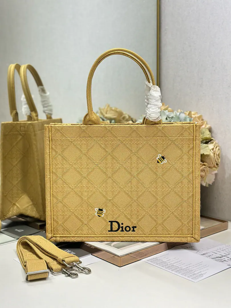 【Bees, yellow.🐝With a shoulder belt. Medium Size】 Dior book tote Shopping bags This one.Book ToteThe bag was inspired by Maria the Head of Women's Creatives.·Katya.·Cory.（Maria Grazia Chiuri）It's a reflection.DiorThe beauty of the game.. I can collect all kinds of daily supplies., A new act.BayadereMixed effectD-StripesA pattern embroidery, More fashionable.. "and the head"“Christian Dior”Mark, Well, that's all.DiorThe most beautiful process.. Paragraph: 1286 Dimensions: 36×28 cm 0006