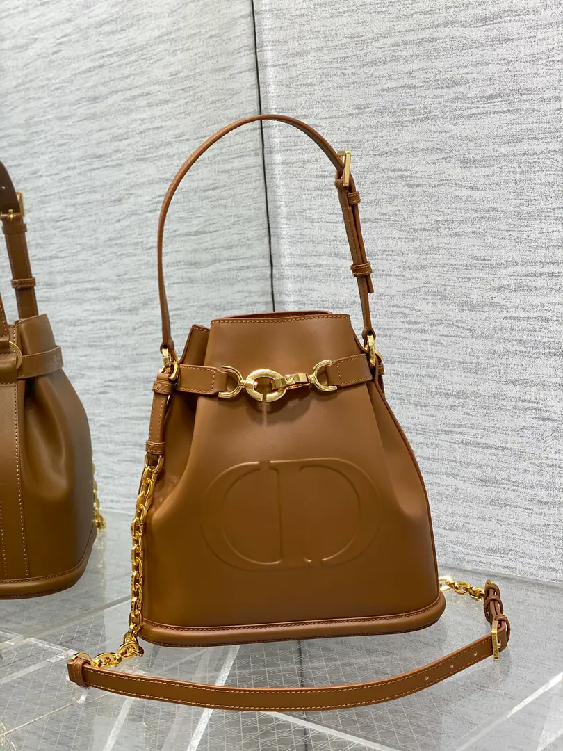 Big-time spot.‼️ The newest brick cabinet.C'est Series, Elegance and classic., A unique bucket bag., LetterLock Open, Use the spin button letter D, I can collect all kinds of daily supplies., A top handle and a modifiable belt., Detachable straps, It's both fashion and fashion. size: 24*10*24.5cm 9278 0020