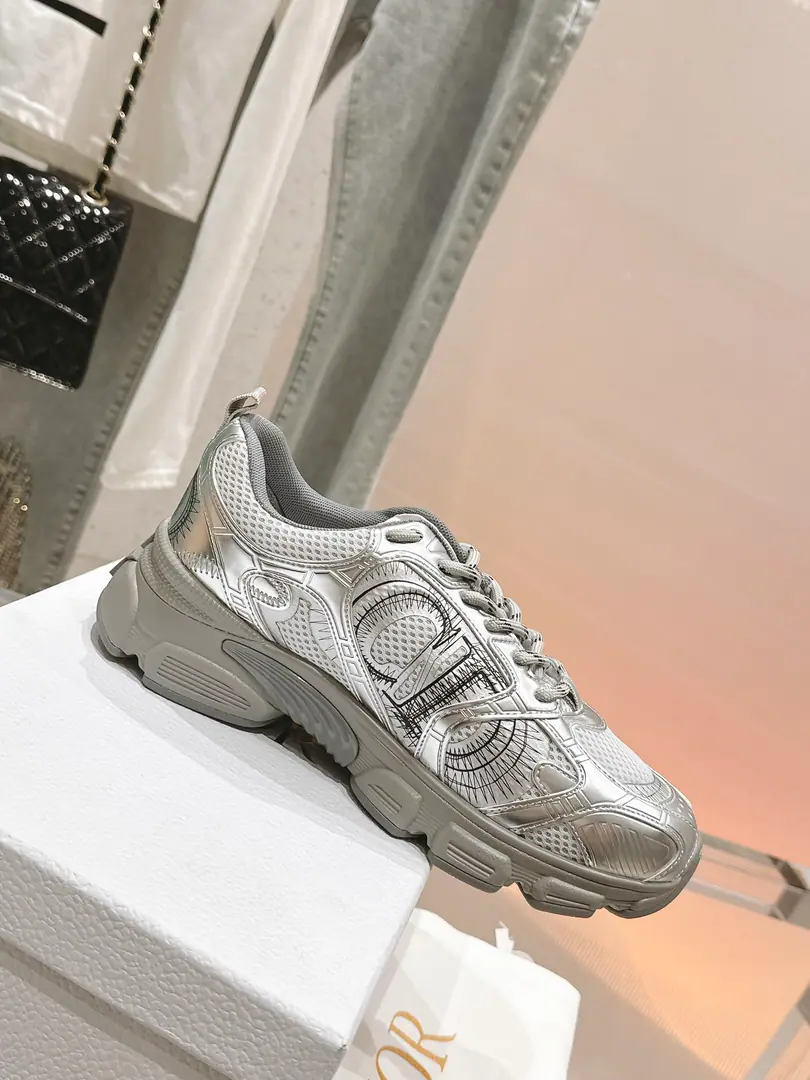 🏧𝐃𝐢𝐨𝐫Top quality upgrades Couple money.👫Classic recreational shoes. The prototype is a model. The details are welcome. The original shoe face of the grid. It's a nice airnet. OriginalEVAThe soles are so light and soft.！ Female size:35-41 [40.41Make a reservation.] Men:38-45 [38.45Make a reservation.]