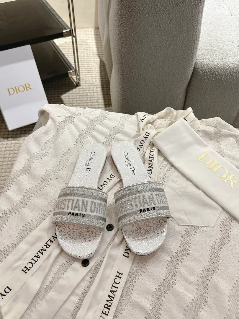 Floor D*or2026♪ Spring and summer ♪ CD•Ms. Dio has a long-term embroidered slipper. Christian Dior has always been a gorgeous and elegant noun., In fashion, the top of the world.👍 Especially worth mentioning.: A salivation.✨Pattern, Re-presentChrstian DiorOne of the precious symbols.✅ Original version*Full package More than 100 colors. ◽️Shoe.: Top-of-the-line embroidery cotton cloth. ◽️Uchi.: Import of sheep skin ◽️Otsumi!: The original is really leather. ◽️Codes: 35-41 (41Do it.) ⚠️⚠️⚠️Because of the color., Individual colours to be ordered, No, no, no, no, no.