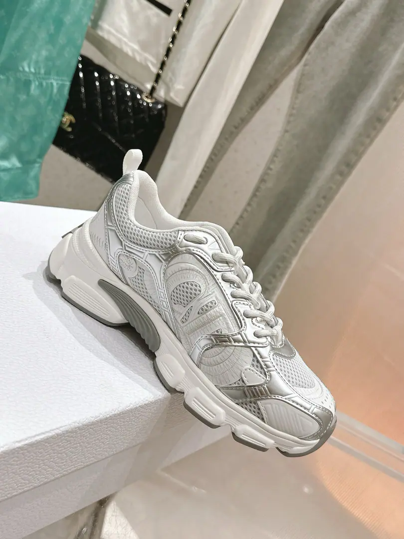 🏧𝐃𝐢𝐨𝐫Top Quality Full New Series Classic.👫Classic recreational shoes. The prototype is a model. The details are welcome. The original shoe face of the grid. It's a nice airnet. OriginalEVAThe soles are so light and soft.！ Female size:35-41 [40.41Make a reservation.]
