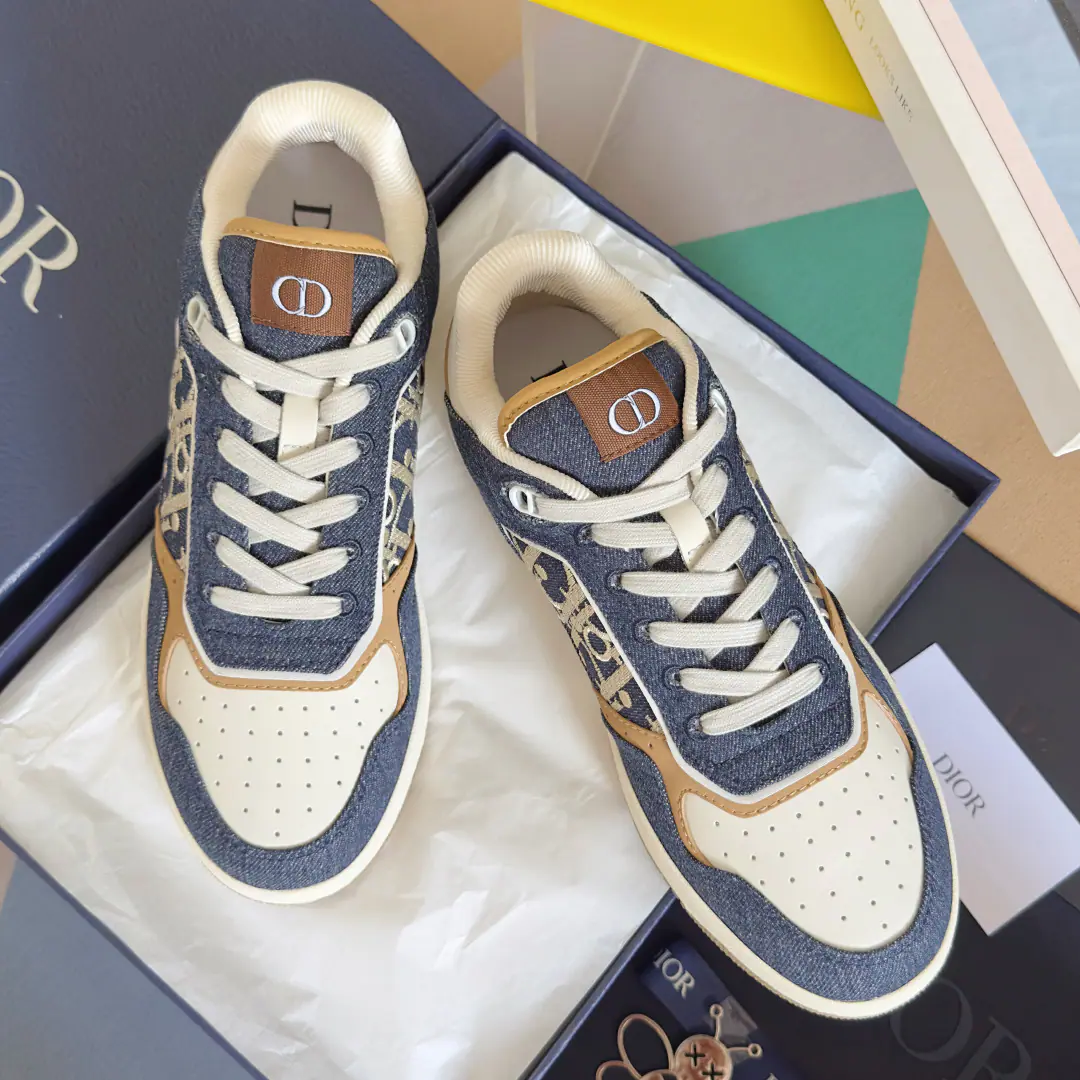 Top Version: Low Gang!【Recent Colour】 DiorDio.B27Series Uptown Couple money. Cowboy. Old flower. Embroidery Leisure Sports shoes Shoes. Original procurement development Make the goods. This one. B27 Uptown Low Gang sneakers are now the only ones Dior A classic one.. It's carefully made with blue cowboy noodles., It's a pair of rice and dry-colour smooth cow leather., It's a wine and coconut. Oblique The stamped cowboy fabric., Blue paste is ordered with contrasted lined rice., Reconstruct. Dior Classic pattern. CD Icon The shoelaces are so delicate and delicate., Double rubber soles., The tongues and the heels of the shoes are all red-coated with classic details.. It's a lot of fashion., It's a color for the different models. Send a cabinet for fine packaging🛍📦 ▪️Fabulous.: Original custom cowboy cloth+ ObliqueOld bouquet. ▪️Uchi.: Customize the air inside. ▪️Otsumi!: Original OpenTPUGroup Bottom ▪️Bottom: 3CM ▪️Size: Female size35-41 / Men38-46