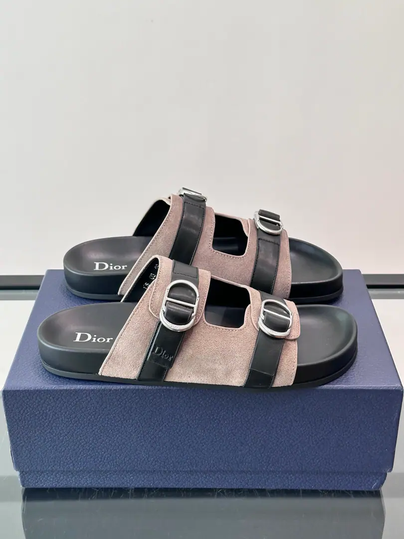 Codes38-46 Dior Aqua Shoes. 🩴Fly-feathers. This one's been re-engineered. Dior Aqua The sandals show Jonathan.·Anderson. (Jonathan Anderson) Innovative perspectives, A delicate balance between comfort and leisure.. A stylish leather belt with a stylish cow. CD Tights., Create the desired appliance. And the inside of the foot is light., Soft design, It's the ideal choice for this season's costumes.. Regulator-able band with metal overlay metal buttons Black for feet. PU And the leather inside. Black rubber soles, with a vine tattoo. It's nice.🤩It's so nice.👔