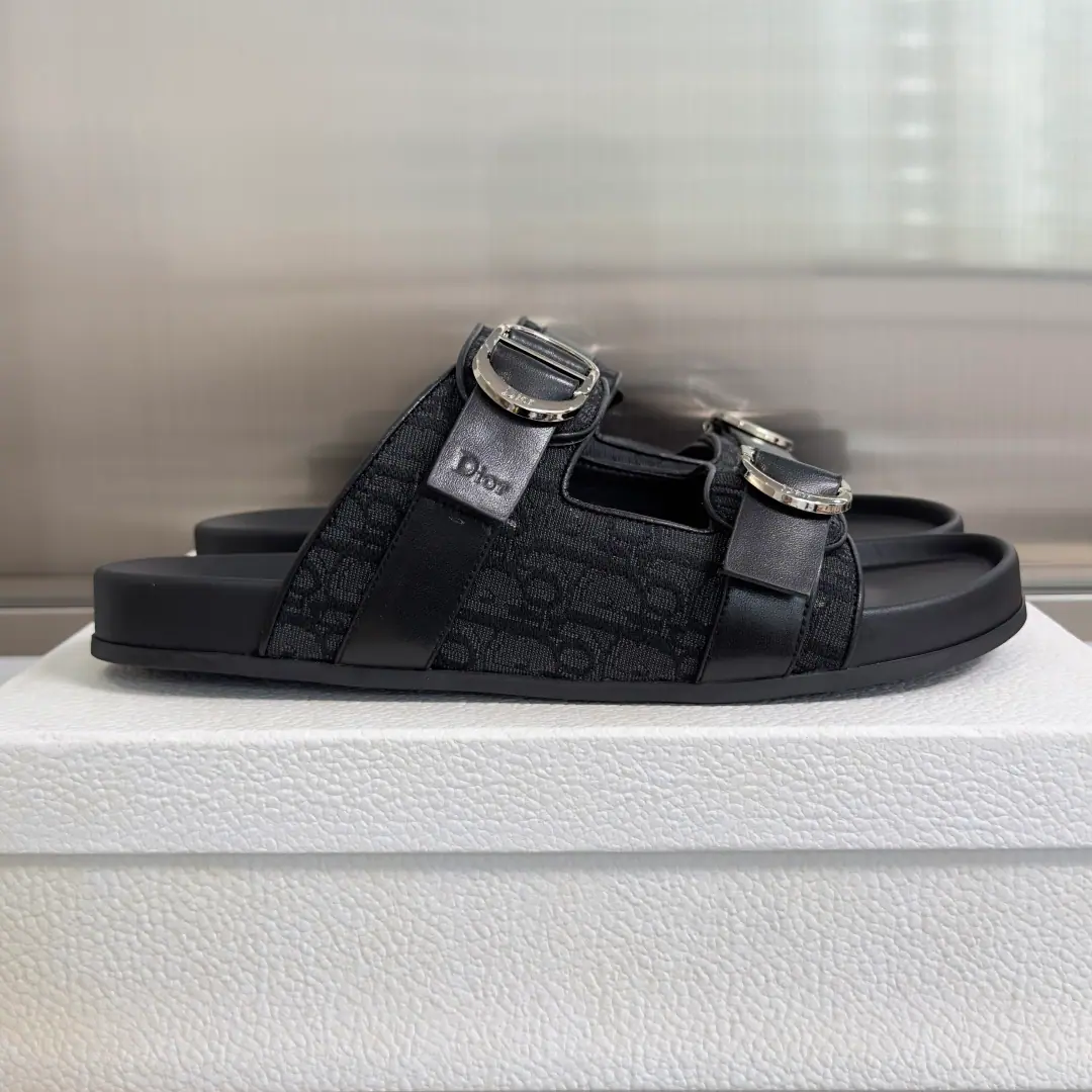 Top Version: Men DiorDio.AquaSeries Magic stickers. Thick Cross Shoes. Shoes. Beach shoes. This one's been re-engineered. Dior Aqua The sandals show Jonathan.•Anderson. （onathanAnderson）Innovative perspectives, A delicate balance between comfort and leisure.. The straps match. CD Tights., - We're combining classics. Oblique Printed flour and leather, Create the desired appliance. And the inside of the foot is light., Soft design, It's the ideal choice for this season's costumes. Send a cabinet for fine packaging🛍📦 ▪️ Fabulous.: Original Custom ImportsObliqueFabulous. ▪️ Foot.: Original customized leather inside ▪️ Shoes under the sole.: Original modeling of slide-resistant rubber material ▪️ Bottom: 2CM ▪️ Size: Men39-45