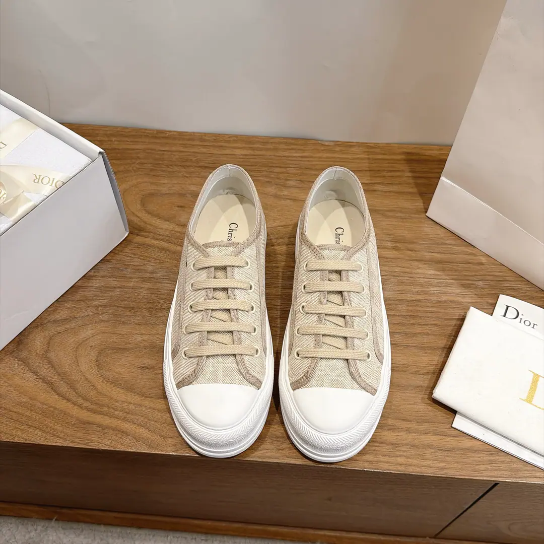 Aircraft box Plant prices Dior Dio.2026The new couple's money is tied to a low-end leisure shoe. Walk’n Dior Oblique Darkflower LetterslogoA little white shoe with a paint-coated canvas. Marketed maximum version Material:Original import of environmentally friendly embroidered shoe face+In the skin of the sheep.+High-ball forceLogoBubbles and cow-hair cushions.+Original OpenTpuOtsumi! Size: 35-42(40.41.42Custom without re-offer)