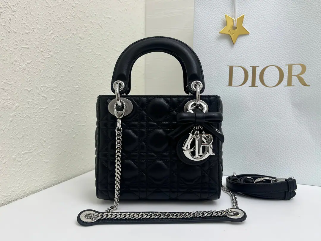 Butterfly.🦋Section❤️❤️Lady Dior Three black sheep silver buttons., The classic "Fancy Bag" is a collection of the best. Dior A profound insight into grace and beauty.. It's a very elaborate work., Make a good look at the vine-twice. Sew the details., The design of the noble classics has been long and long.. Silver Metal“D.I.O.R.”The hanger., Add a touch of the fine contour.. Mini-style., With a detachable chain shoulder belt., But the handy., Shoulder or slash, It's the ideal date for the evening costume.. Dismantled straps., But with other straps of embroidery., Dimensions: 17×15×7cm, Encoding6603 0009