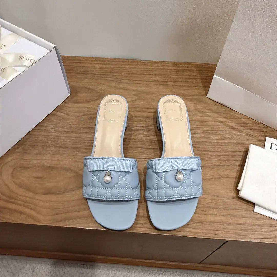 Aircraft box The factory is expensive. Dio. Dior 2026Spring and summer, the new girl's shoes. CDLetterlogoStereo-decording A pair of big, jelly-colored slippers. Market Top Version Material:The original shoe-faced, high-temperature water-melted cotton electrocution technology is a silky piece of fabric.+In the skin of the sheep.+Italy is a big-ass country. Packaging: A plane box per pair of shoes He's tall.:4.5CM size: 34-43（34.40.41.42.43You're gonna have to do it or not.）